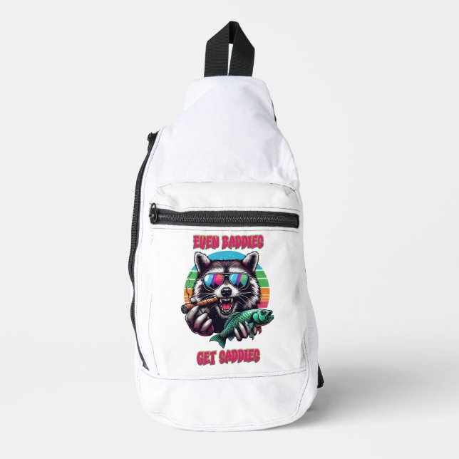 Sogar Baddies bekommen Saddies Racoon mit einem Fi Crossbody Bag (Vorderseite)