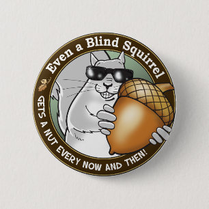 Sogar erhält ein blindes Eichhörnchen eine Nuss Button