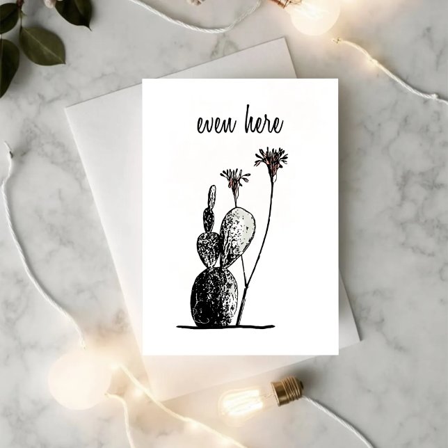 Sogar hier — Minimalistische Kakteen-Ermutigungska Karte (Minimal cactus greeting card with delicate blooms and “even here” text on soft neutral background)