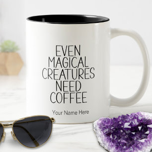 Sogar magische Geschöpfe brauchen Kaffee Metaphysi Zweifarbige Tasse