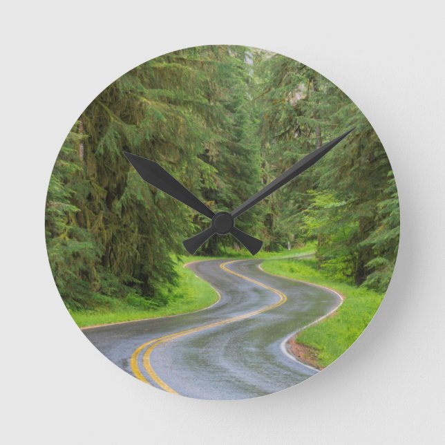 Sol Duc River Road durch Wald Runde Wanduhr (Vorderseite)