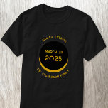 Solar Eclipse 2025 Personalisiert T-Shirt<br><div class="desc">Feiern Sie am 29. März 2025 mit diesem personalisierten T - Shirt die Sonnenstrahlen. Ändern Sie den Familiennamen und den Text,  den Sie anpassen möchten.</div>