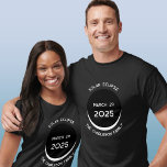 Solar Eclipse 2025 Personalisierter T - Shirt<br><div class="desc">Feiern Sie am 29. März 2025 die Partial Solar Eclipse mit diesem personalisierten T - Shirt. Ändern Sie den Familiennamen und den Text,  den Sie anpassen möchten.</div>