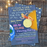 Solar Eclipse Party Funny Retro Sun Viewing 2024 Einladung<br><div class="desc">Am 8. April 2024 wird in weiten Teilen der Vereinigten Staaten, Mexikos und Kanadas eine totale Sonnenfinsternis sichtbar sein. Wenn Sie dieses aufregende Ereignis mit einem lustigen Party feiern möchten, sind diese humorvollen Einladungen für Sie perfekt. Der Wangen-Parodie-Text auf diesen lädt dazu ein, Texte zu imitieren und sagt: "Es kam...</div>