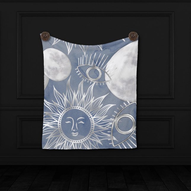 Solar Mystique | Dusty Blue Silver Moon Stars Sun Fleecedecke (Von Creator hochgeladen)
