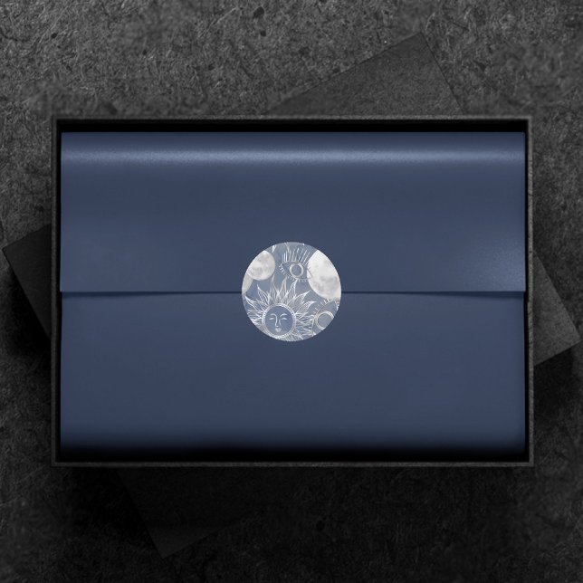 Solar Mystique | Dusty Blue Silver Moon Stars Sun Runder Aufkleber (Von Creator hochgeladen)