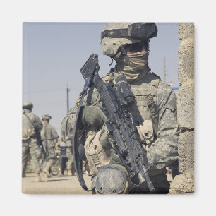 Soldat bewaffnet mit einem MK-48 Magnet