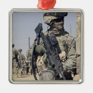 Soldat bewaffnet mit einem MK-48 Ornament Aus Metall