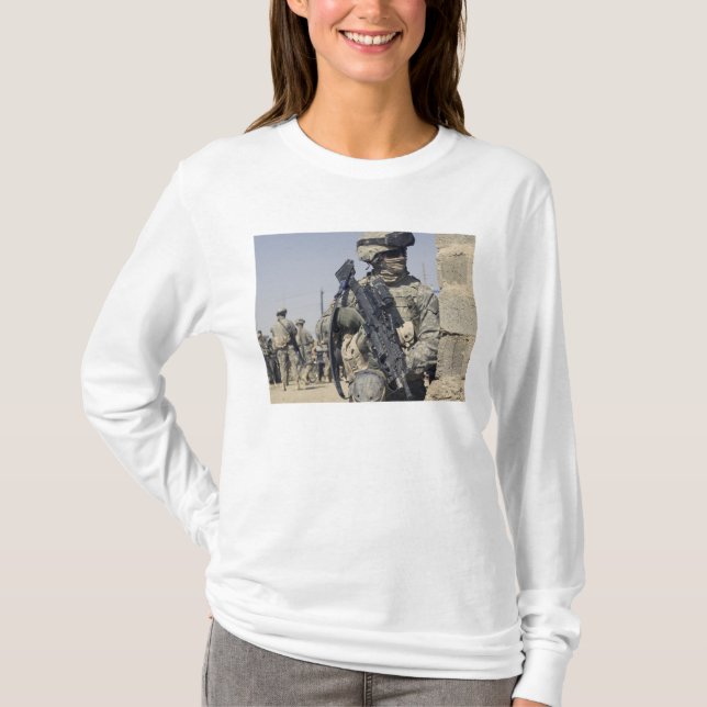 Soldat bewaffnet mit einem MK-48 T-Shirt (Vorderseite)
