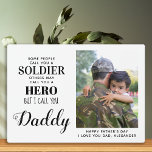 Soldat der Armee Hero Daddy Army Fathers Day Foto Fotoplatte<br><div class="desc">"Manche nennen dich einen Soldaten, andere mögen dich einen Helden nennen, aber ich nenne dich Papa!"! Überraschen Sie Ihren Lieblings-Soldat und Papa mit dieser super personalisierten Armee Papa Foto Plakat an diesem Tag Väter. Personalisieren Sie mit Ihrem bevorzugten Foto, Ihrer Nachricht und Ihrem Namen. Dieses Geschenk an die militärischen Väter...</div>
