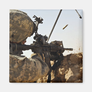 Soldat engagiert feindliche Kräfte Magnet