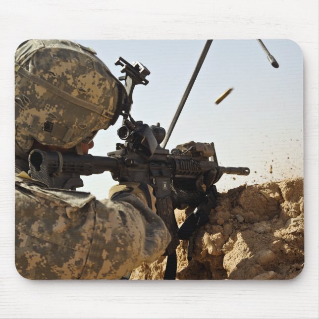Soldat engagiert feindliche Kräfte Mousepad (Vorne)