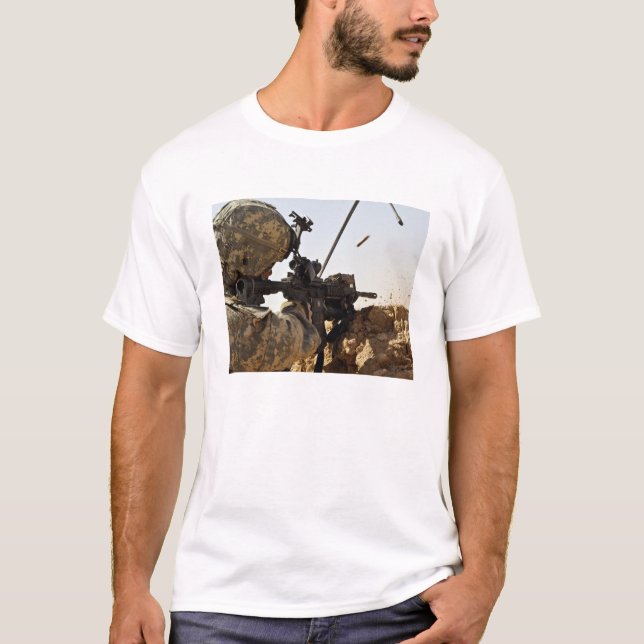 Soldat engagiert feindliche Kräfte T-Shirt (Vorderseite)