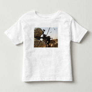 Soldat engagiert sich feindliche Kräfte Kleinkind T-shirt