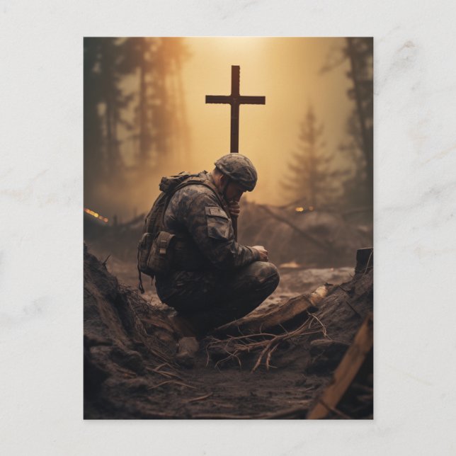 Soldat Gottes, der ein Holzkreuz hält Postkarte (Vorderseite)