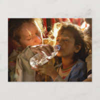 Soldat hilft einem Flüchtlingskind