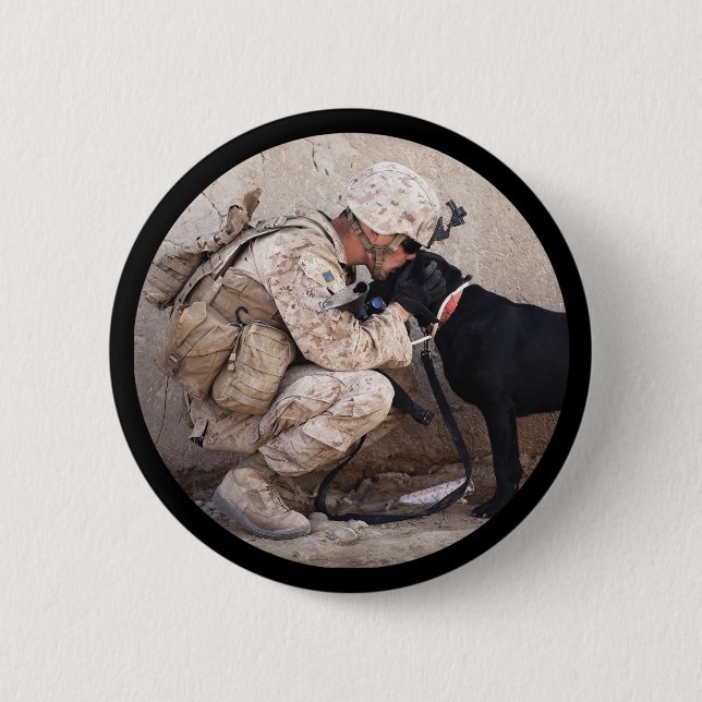 Soldat in Camouflage mit MIlitary Dog Button (Vorderseite)