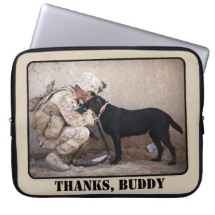 Soldat in Camouflage mit seinem Militärhund Laptopschutzhülle