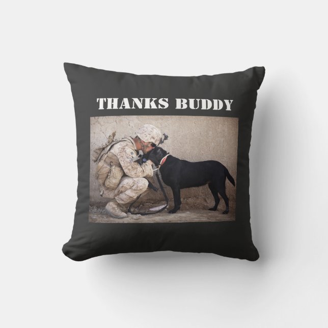 Soldat in Fatigues mit seinem Militärhund Kissen (Vorderseite)