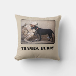 Soldat in Fatigues mit seinem Militärhund Kissen