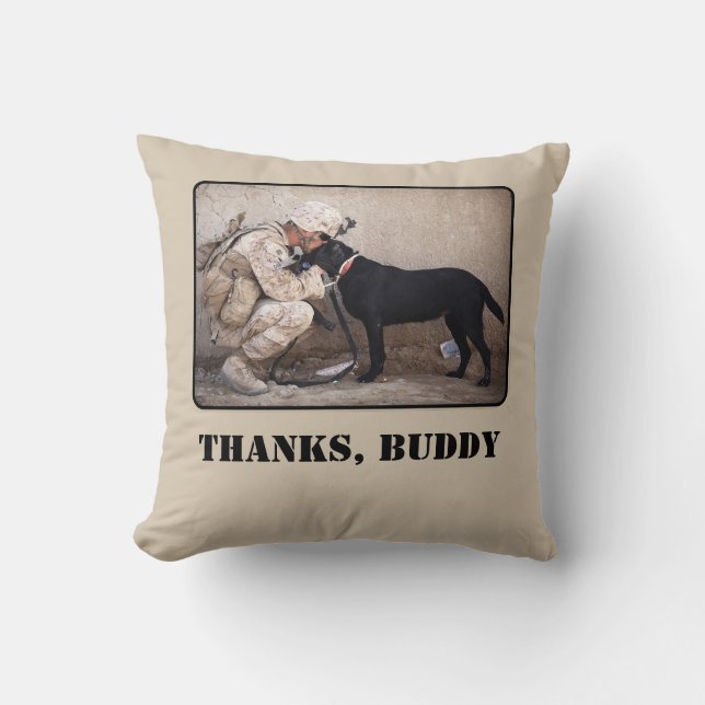 Soldat in Fatigues mit seinem Militärhund Kissen (Vorderseite)