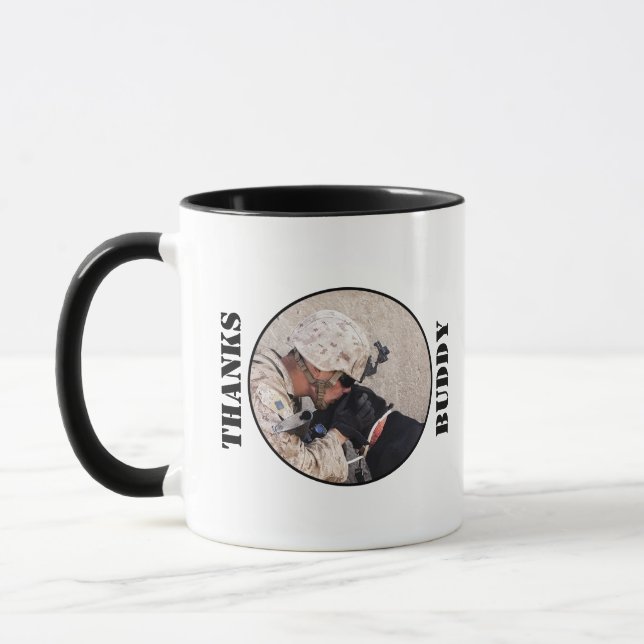 Soldat in Fatigues mit seinem schwarzen Militärhun Tasse (Links)