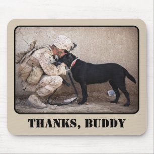 Soldat in Kampfanzug mit seinem Militärhund Mousepad
