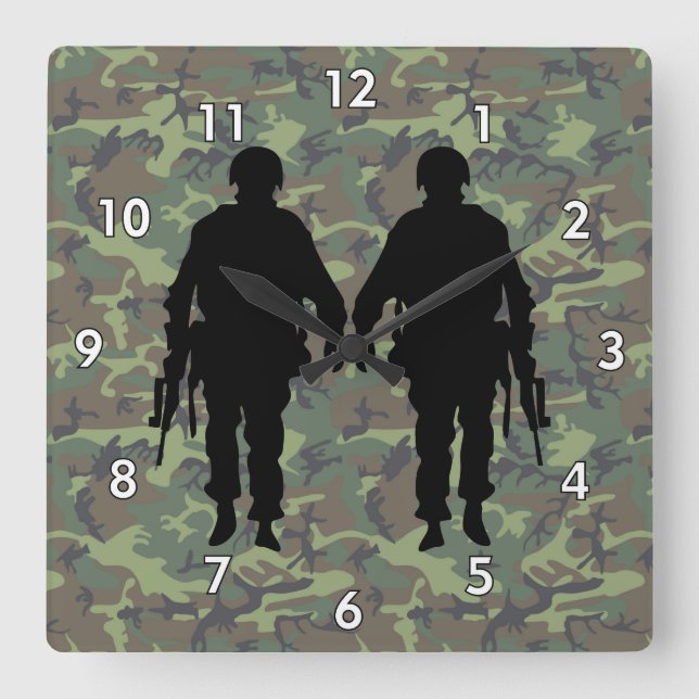 Soldat/Krieger-Silhouette mit Camouflage Quadratische Wanduhr (Vorderseite)