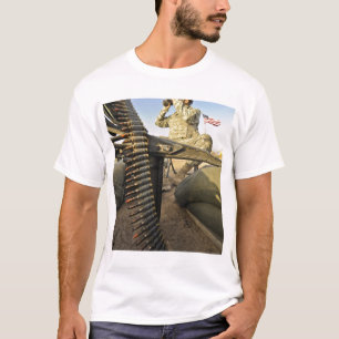 Soldat kundschaftet für feindliche Tätigkeit T-Shirt