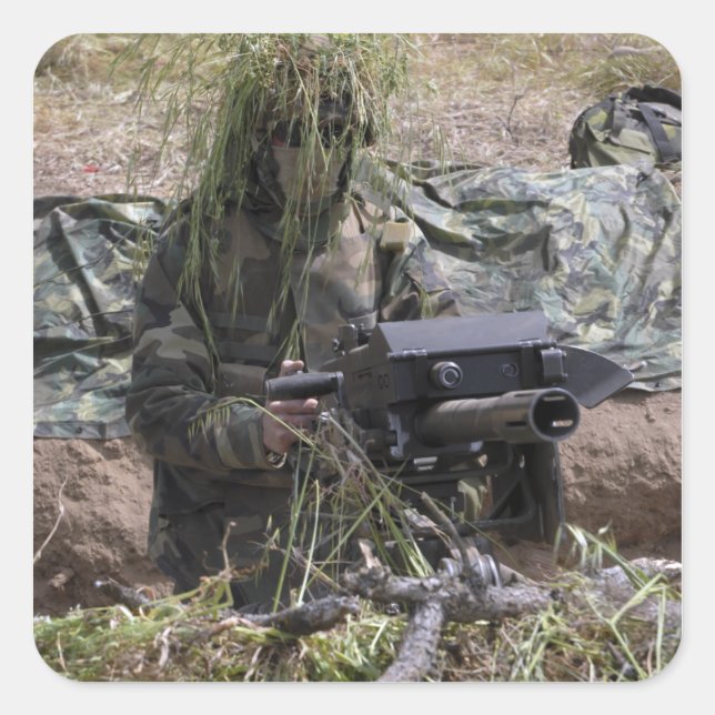 Soldat mit Granatwerfer MK-19 Quadratischer Aufkleber (Vorderseite)