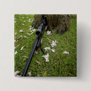 Soldat praktiziert Scharfmachertaktik Button