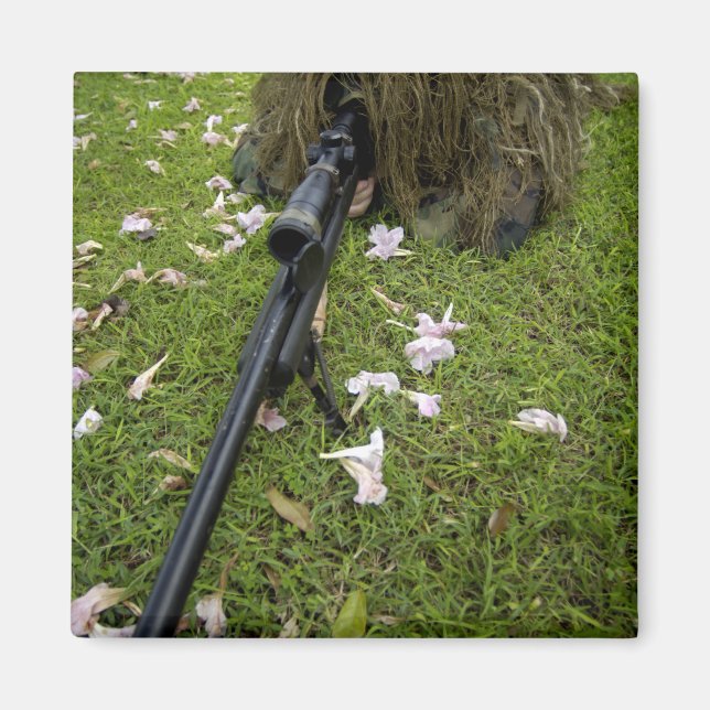 Soldat praktiziert Scharfmachertaktik Magnet (Vorne)