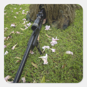 Soldat praktiziert Scharfmachertaktik Quadratischer Aufkleber