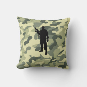 Soldat-Silhouette auf Camouflage-Kissen Kissen