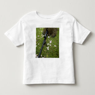 Soldat übt Scharfschützetaktiken Kleinkind T-shirt