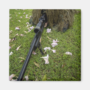 Soldat übt Scharfschützetaktiken Magnet