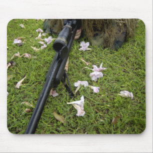 Soldat übt Scharfschützetaktiken Mousepad