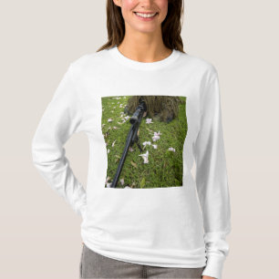 Soldat übt Scharfschützetaktiken T-Shirt