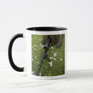 Soldat übt Scharfschützetaktiken Tasse