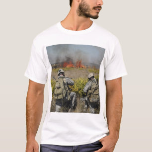 Soldatanruf in den Informationen T-Shirt