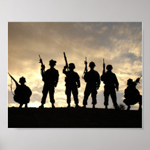 Soldaten auf Patrouillen-Militär-Silhouetten Poster