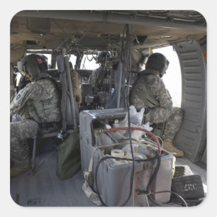 Soldaten beobachten Gefahren Quadratischer Aufkleber