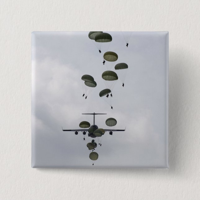 Soldaten der Armee springen aus einem C-17-Globema Button (Vorderseite)