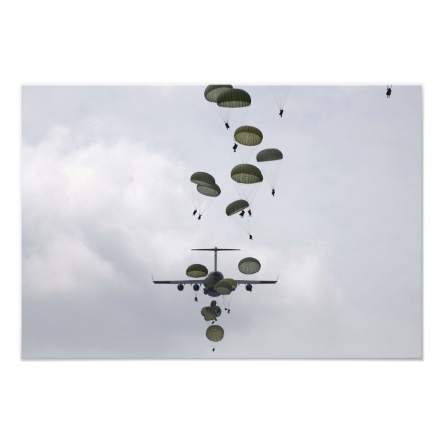 Soldaten der Armee springen aus einem C-17-Globema Fotodruck (Vorne)