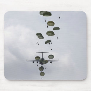 Soldaten der Armee springen aus einem C-17-Globema Mousepad