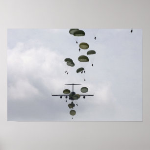 Soldaten der Armee springen aus einem C-17-Globema Poster