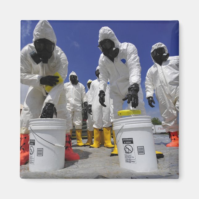 Soldaten des 457. Chemiebattalions Magnet (Vorne)