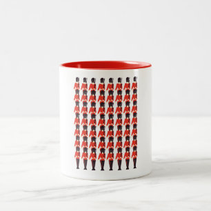 Soldaten des Queens Guard Musters Zweifarbige Tasse