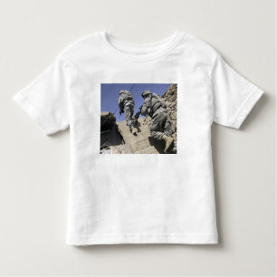 Soldaten, die die Treppe eines Gebäude hinauflaufe Kleinkind T-shirt