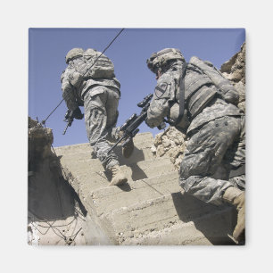 Soldaten, die die Treppe eines Gebäude hinauflaufe Magnet